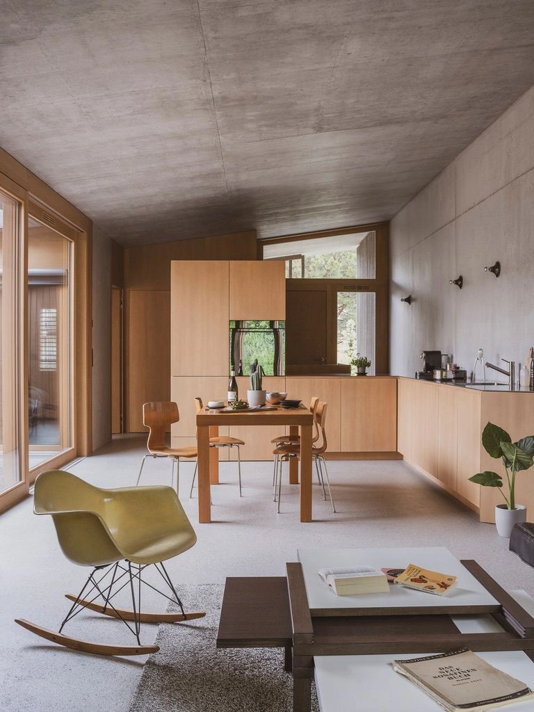 Intérieur rénové en bois clair