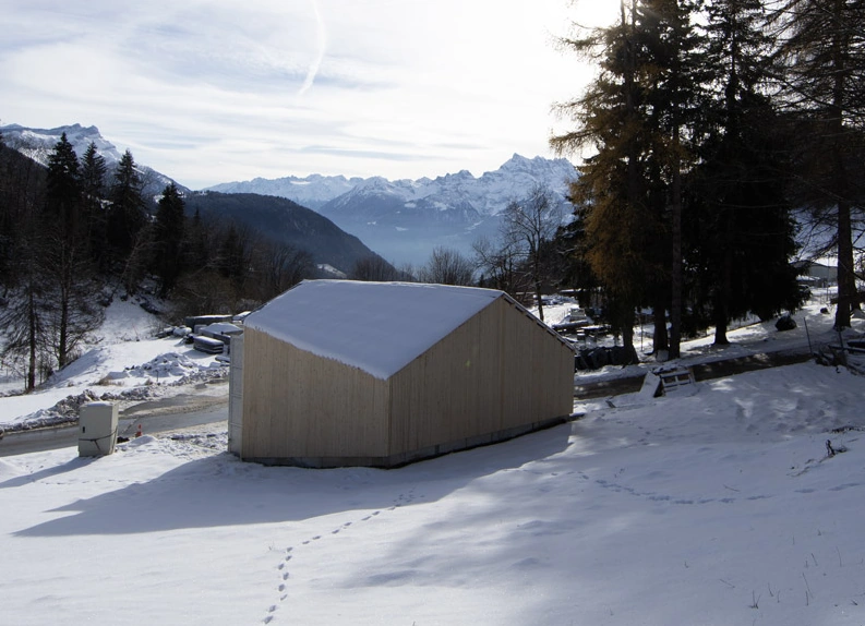 Volume en bois dans un paysage enneigé