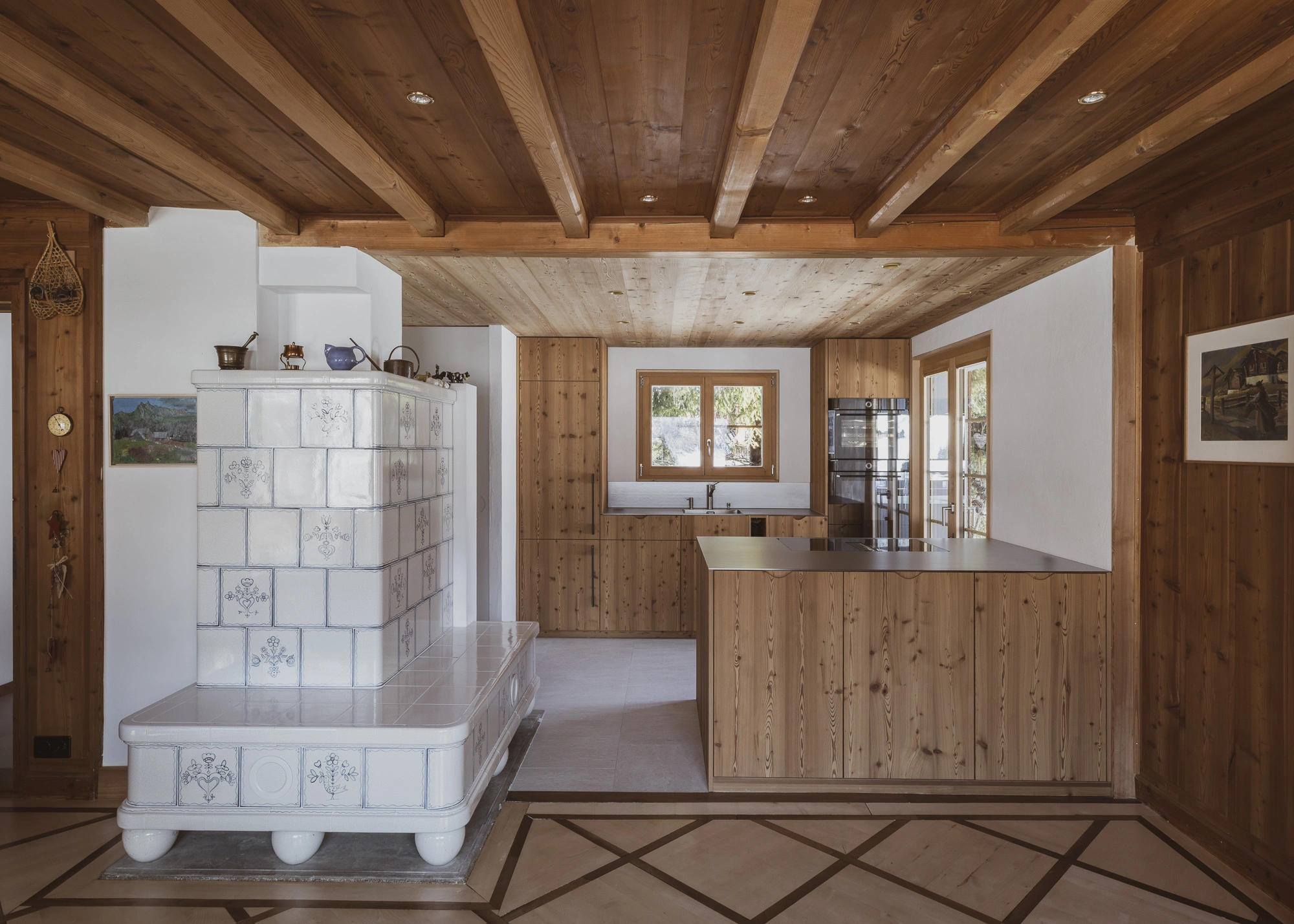 Pièce en bois avec fenêtre sur la montagne