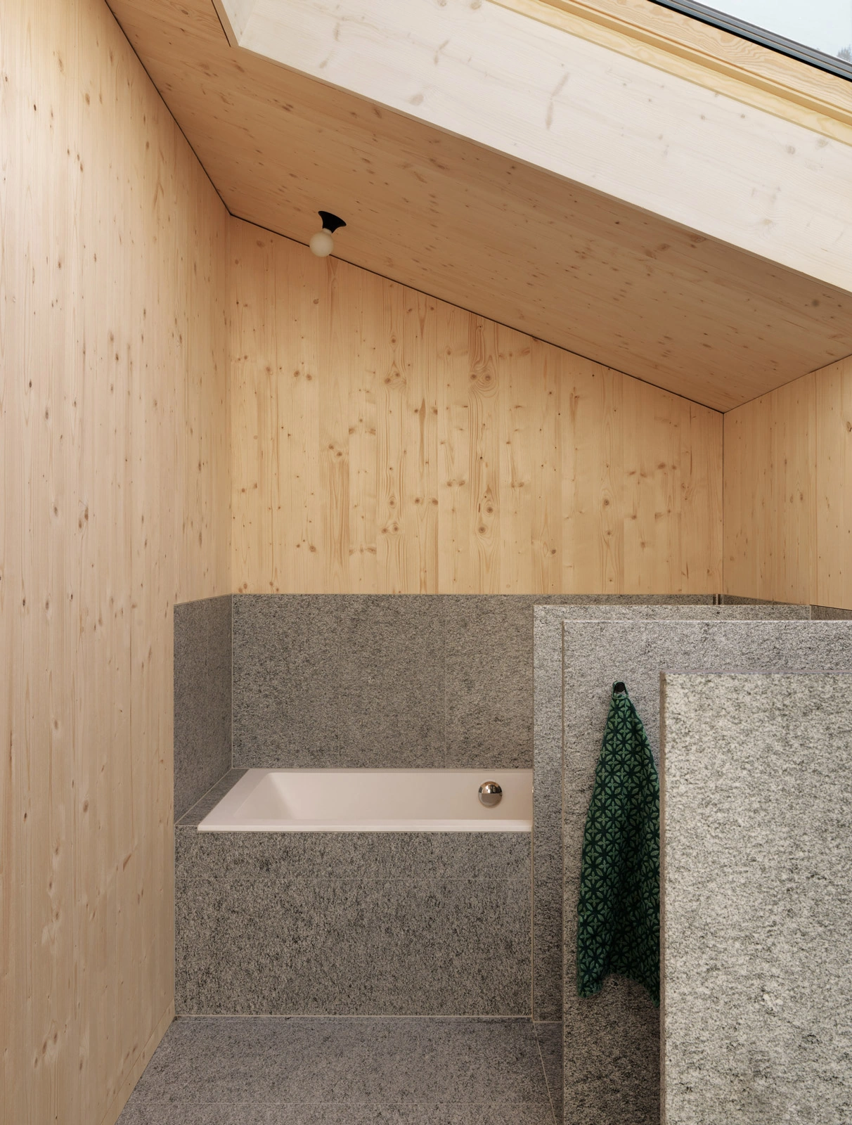 Baignoire dans une pièce en bois