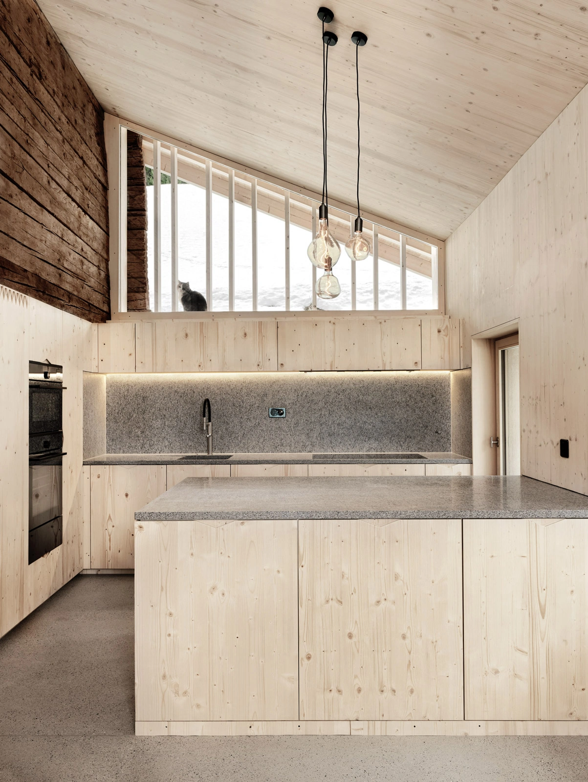 Cuisine rénovée en bois clair