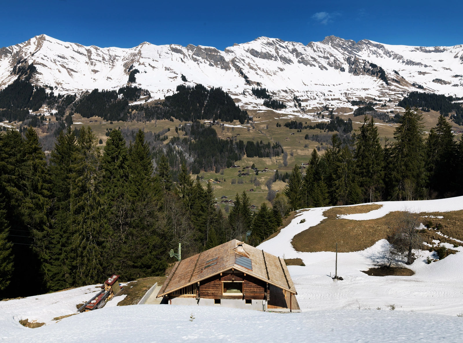 Vue panoramique sur les montagnes et le chalet