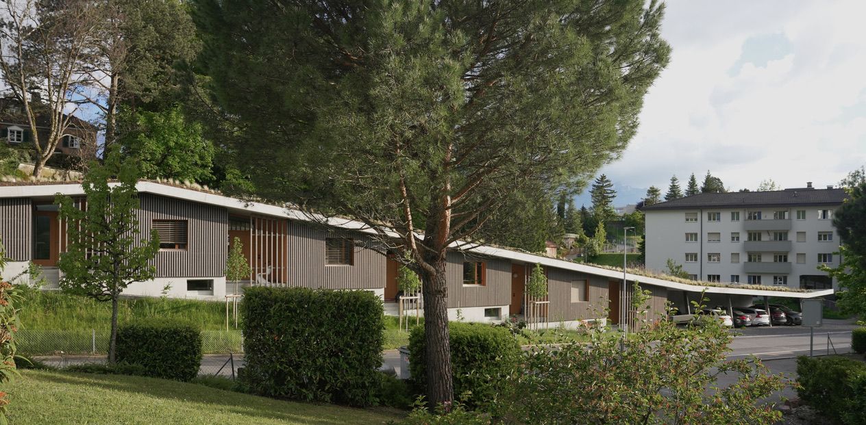 Bâtiment bas entouré d'arbres