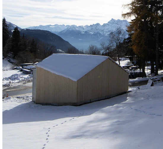 Maison en bois dans un paysage enneigé