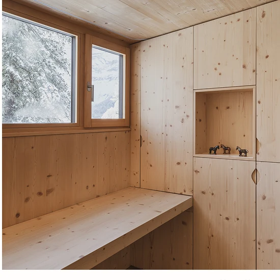 Pièce en bois clair avec fenêtre