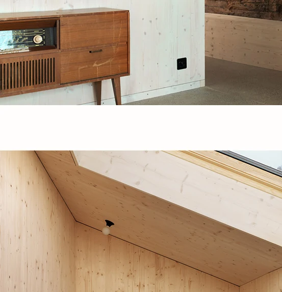 Baignoire dans une pièce en bois
